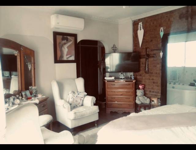 5 BEDROOM HOUSE FOR SALE IN DERSLEY